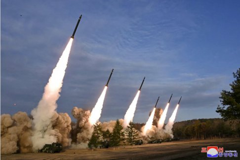 朝鲜金正恩监督使用“超大型”火箭发射器进行发射