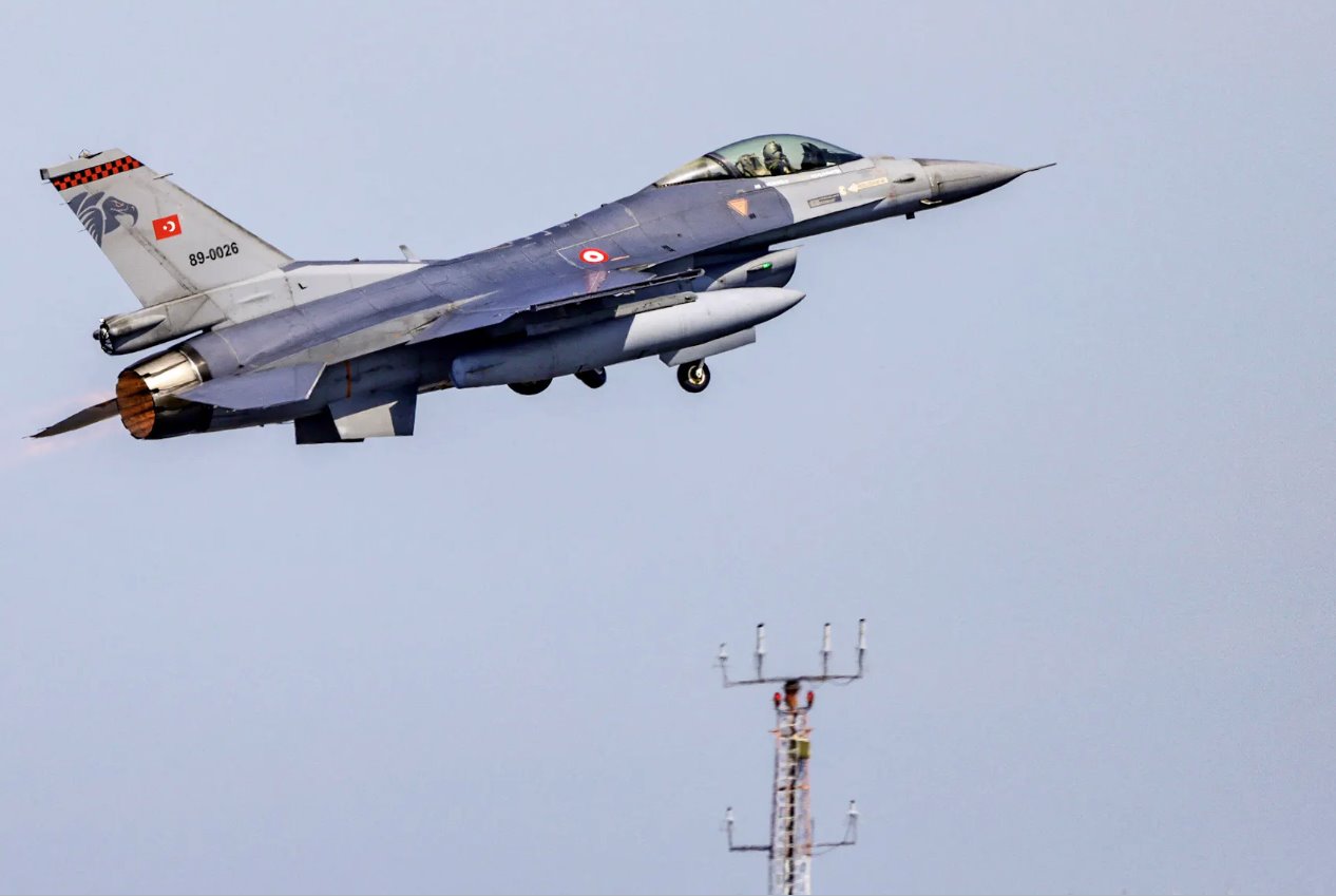 2023年6月9日，土耳其空军的一架F-16战斗机在德国北部雅格尔军用机场举行的2023年防空卫士演习中起飞。