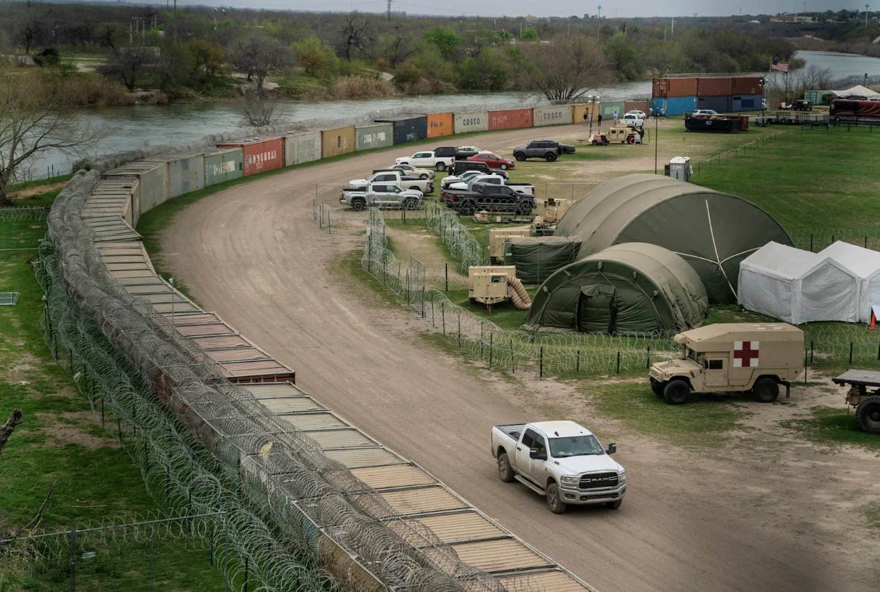 2024年2月28日，美国德克萨斯州伊格尔帕斯谢尔比公园的边境围栏上架起了集装箱和铁丝网。