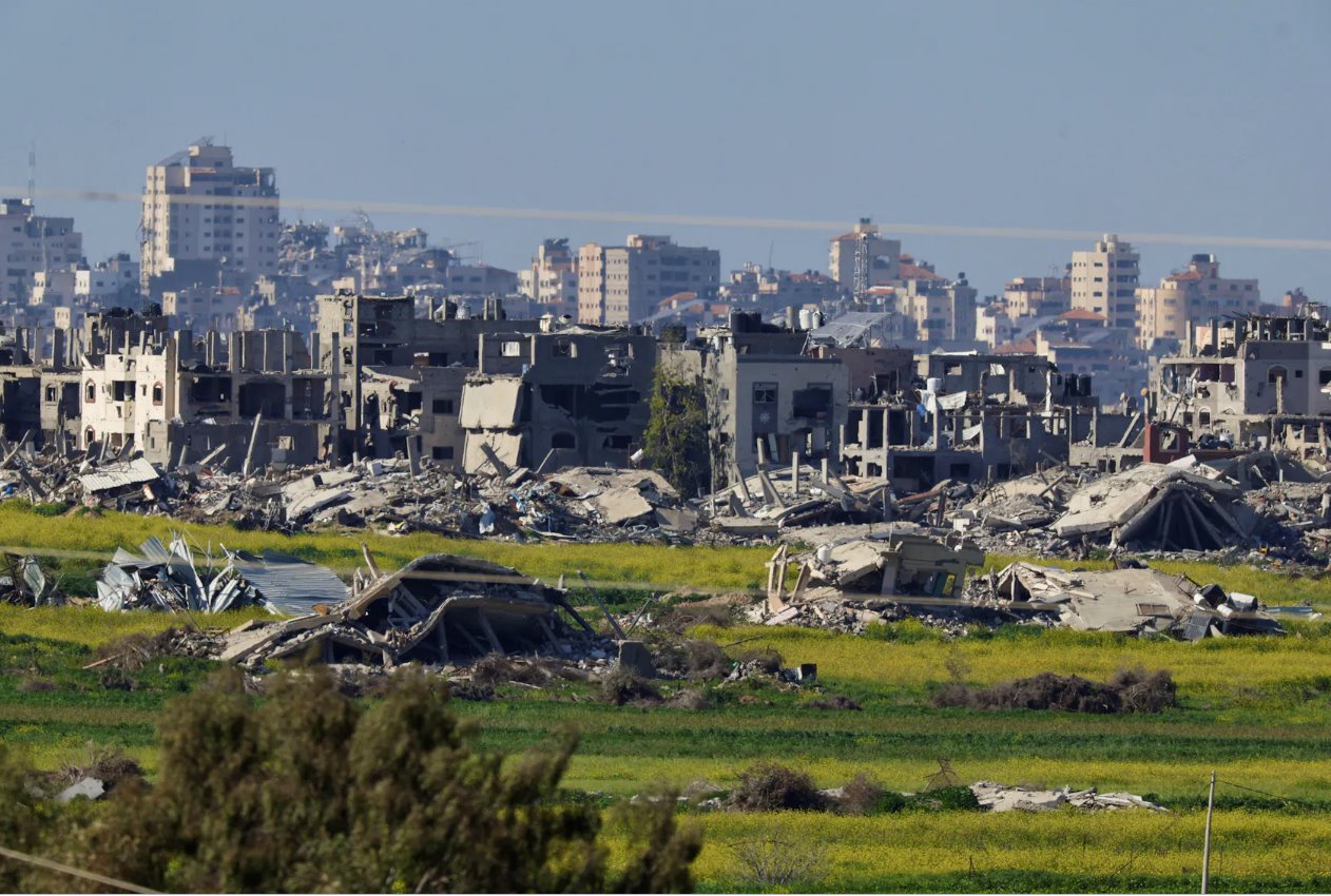 2024年2月29日，在以色列和巴勒斯坦伊斯兰组织哈马斯之间持续冲突中，从以色列南部看到加沙地带受损的建筑物。