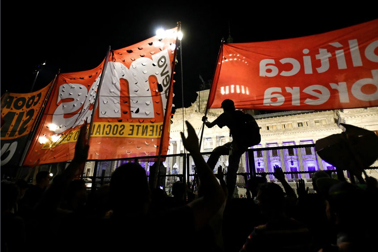 2024年3月1日，阿根廷总统哈维尔·米莱在阿根廷布宜诺斯艾利斯出席第142届立法任期开幕会议，示威者在国民议会外抗议。