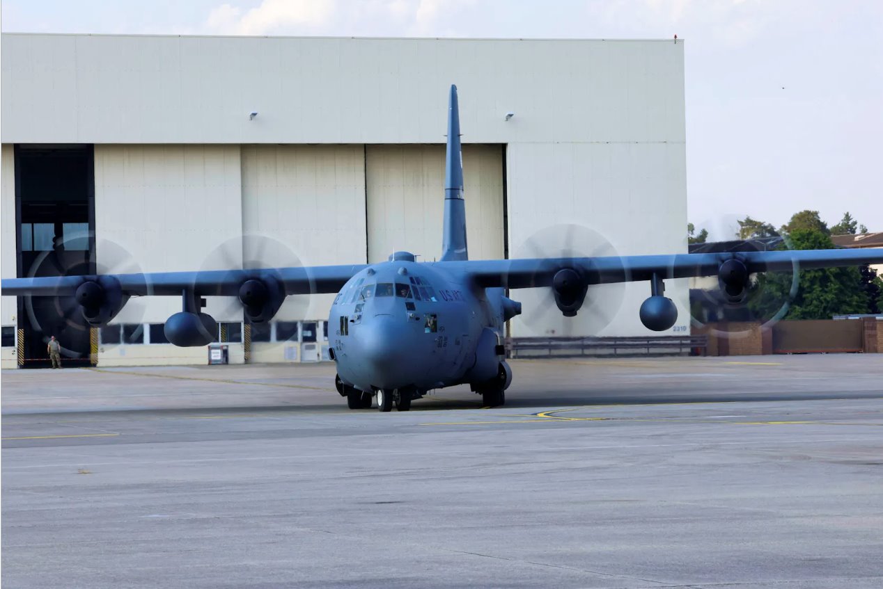 2023年6月6日，在德国拉姆施泰因美国空军基地，一架C-130Hercules飞机出现在年度多国危机应对训练SABREGUARDIAN23HOSPEX上，以医疗为重点。