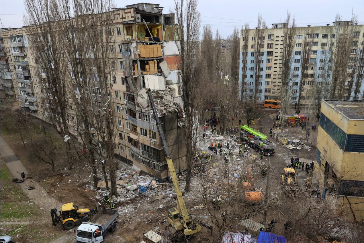 2024年3月2日，乌克兰敖德萨，俄罗斯袭击乌克兰期间，一栋公寓楼因俄罗斯无人机袭击而严重受损。