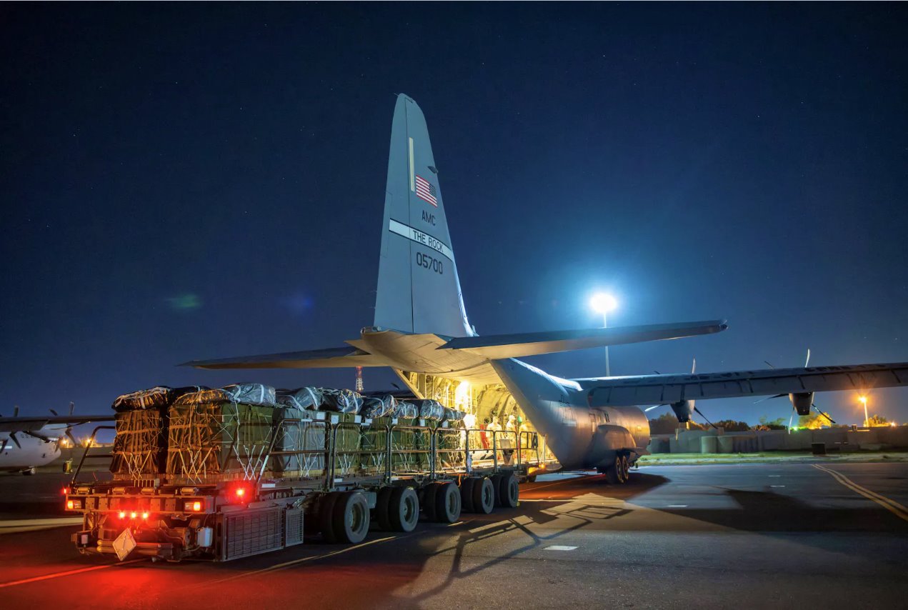 2024年3月1日，在西南亚的一个秘密地点，美国空军的一架C-130J超级大力士装载了超过38,000份准备在加沙空投的即食食品和水。