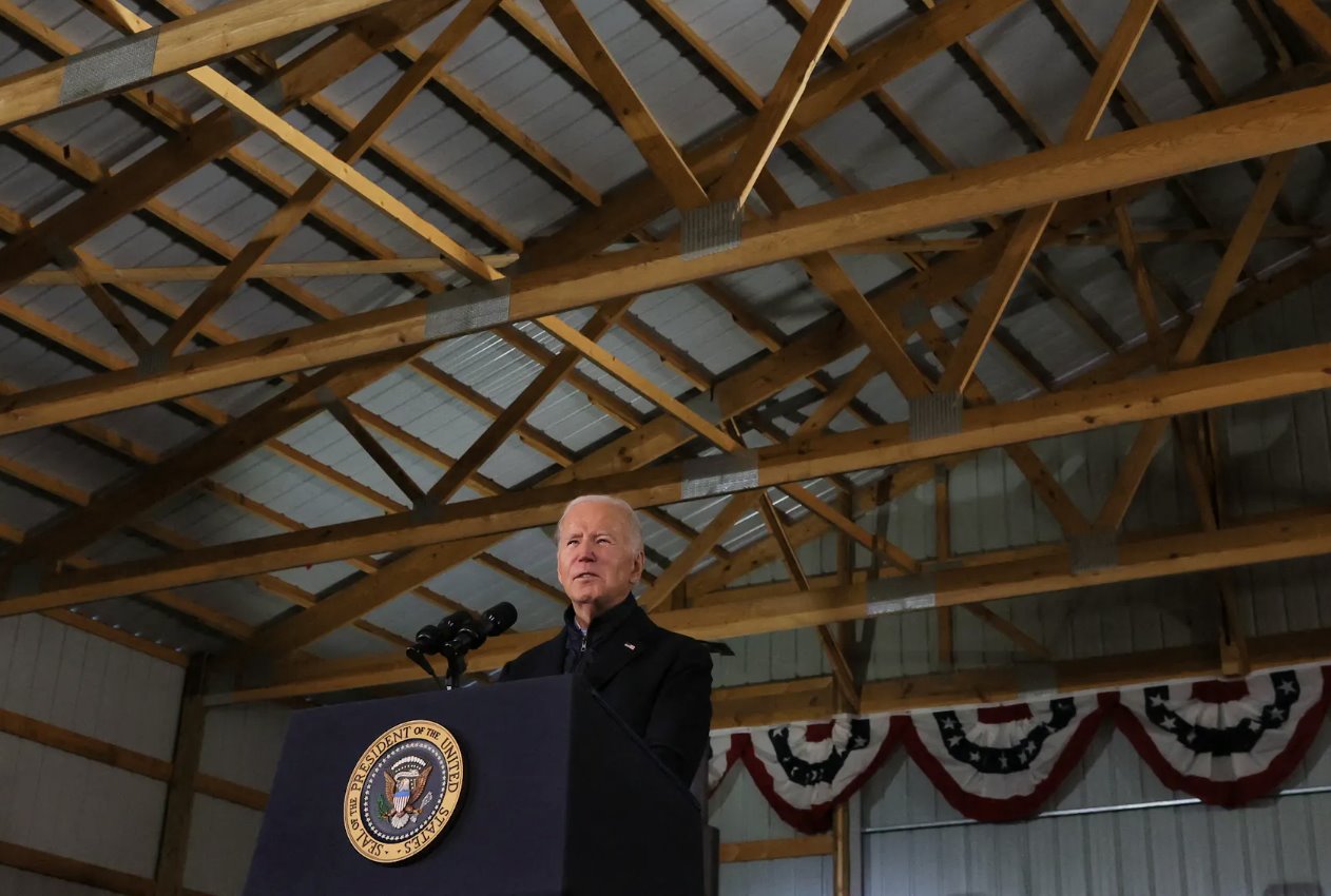 美国总统乔·拜登于2023年11月1日访问美国明尼苏达州诺斯菲尔德的荷兰溪农场时发表讲话。