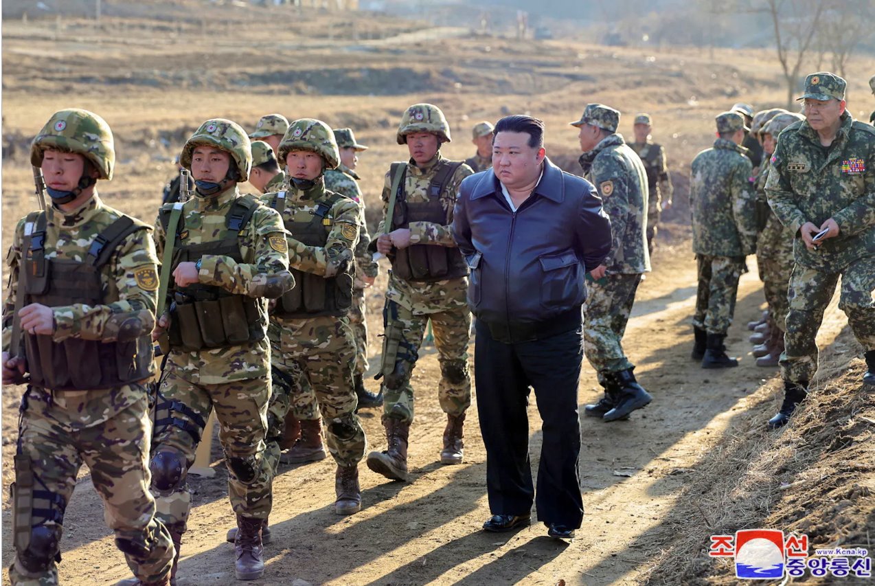 据朝中社报道，朝鲜领导人金正恩在该国西部地区的一个主要军事行动基地视察部队的野战训练，并下令加强战争准备，在朝鲜3月7日发布的这张照片中， 2024 年，朝鲜中央通讯社报道。 
