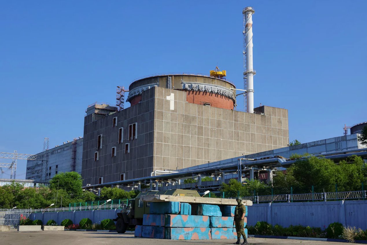 在俄罗斯控制的乌克兰扎波罗热地区埃内霍达尔外，国际原子能机构(IAEA)专家团抵达之前，一名俄罗斯军人在扎波罗热核电站附近的检查站站岗。