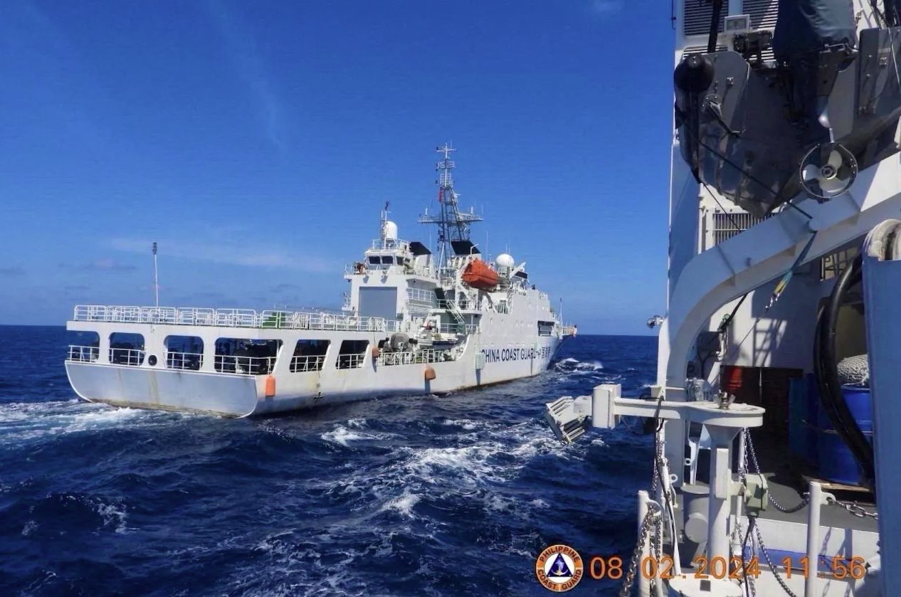 2024年2月8日，一艘中国海警船在南海黄岩岛附近的菲律宾海警船BRPTeresaMagbanua附近进行演习。