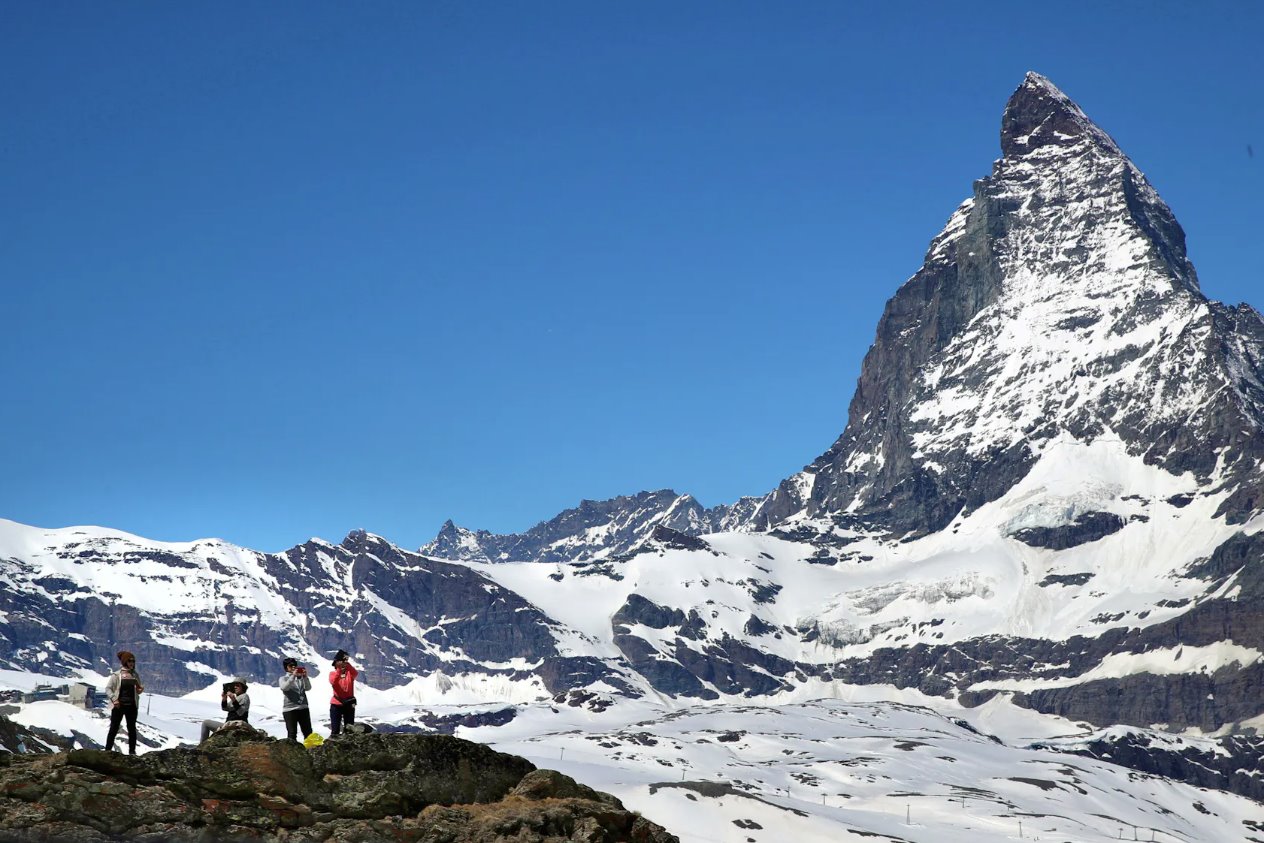 2019年6月2日，游客在瑞士采尔马特戈尔内格拉特的马特洪峰前拍照。
