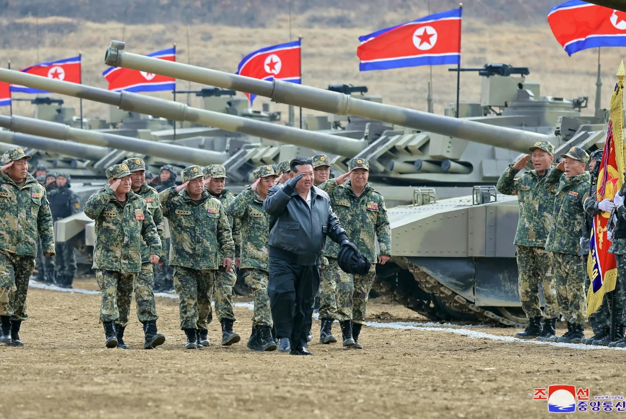 2024年3月13日，朝鲜领导人金正恩在朝鲜指导坦克部队的军事示威时敬礼。