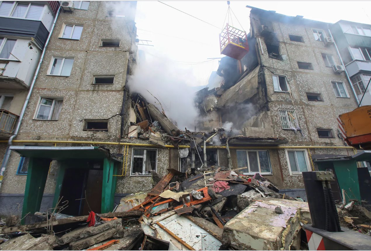 2024年3月13日，乌克兰苏梅，在俄罗斯对乌克兰发动袭击期间，一栋公寓楼因俄罗斯无人机袭击而严重受损。