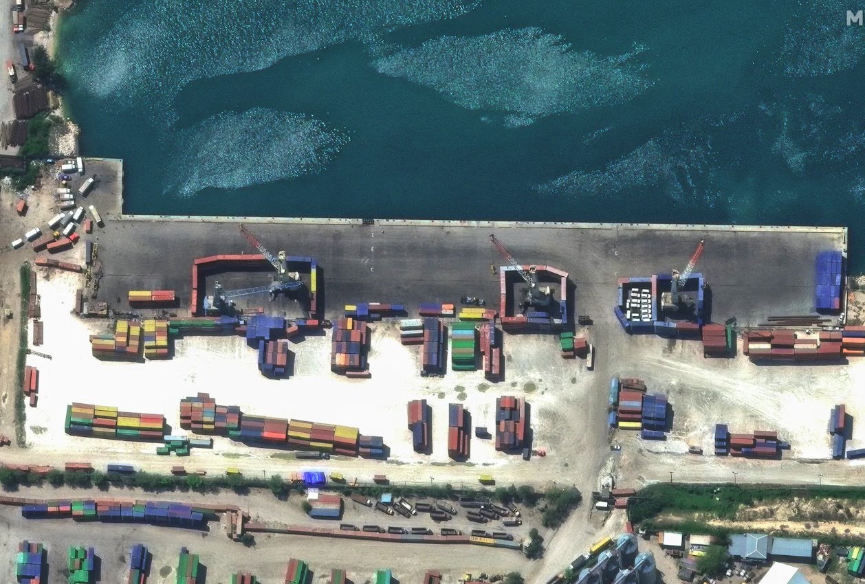 2024年3月14日在海地太子港用于阻止重型起重机进入的集装箱。