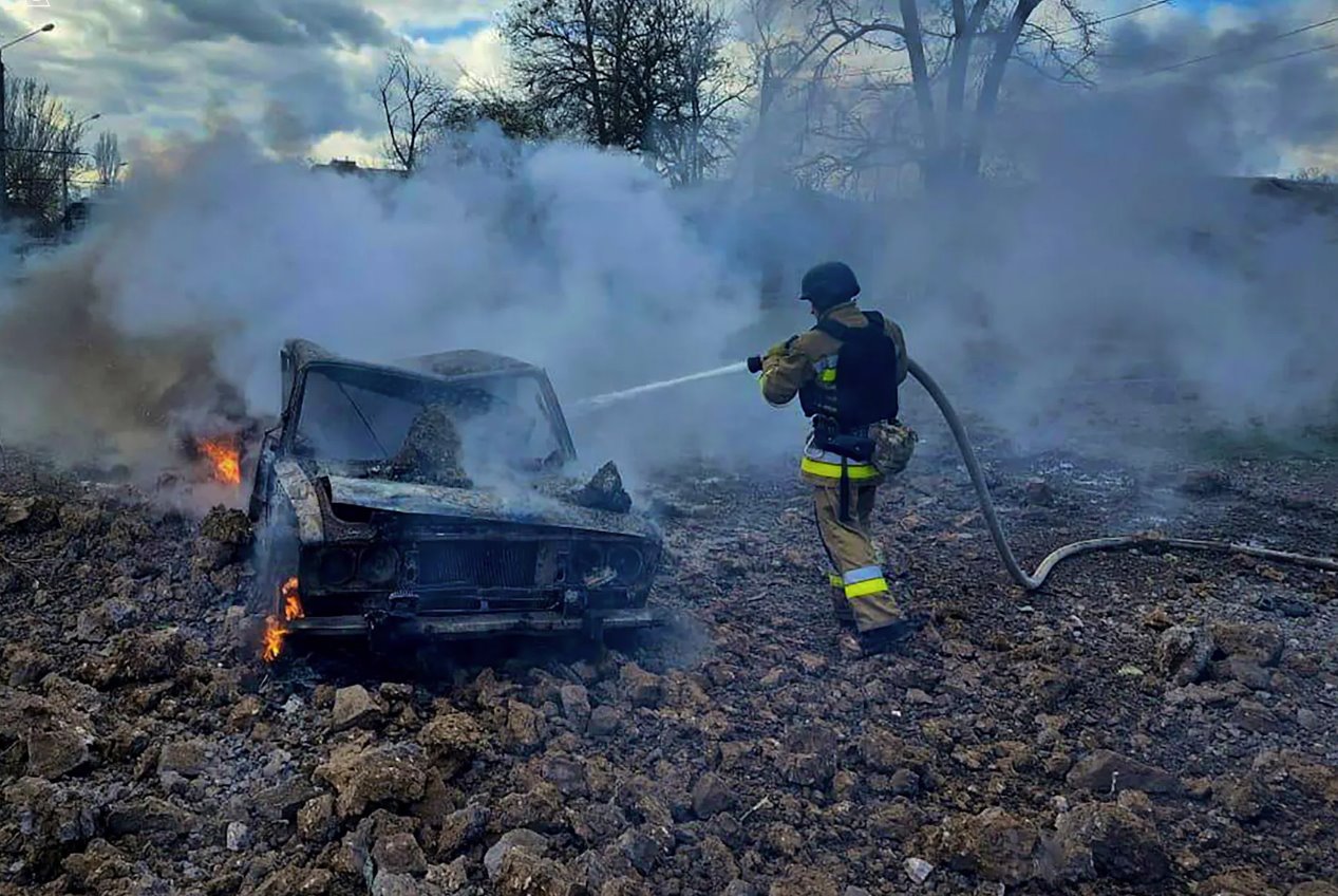 2024年3月17日，乌克兰尼古拉耶夫，一辆在俄罗斯导弹袭击中被摧毁的汽车。