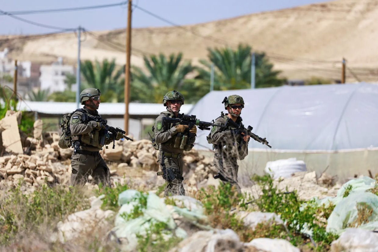 2024年3月28日，以色列军队成员在以色列占领的约旦河西岸杰里科附近检查枪击事件现场。