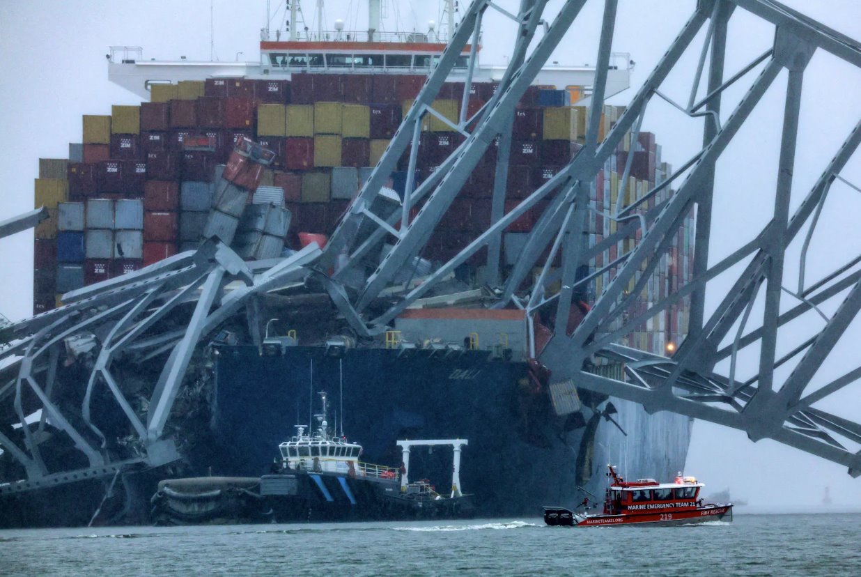 2024年3月27日，美国马里兰州巴尔的摩，一艘海上应急小组的船只驶过Dali号货船的残骸，该货船撞上弗朗西斯·斯科特基大桥，导致大桥倒塌。