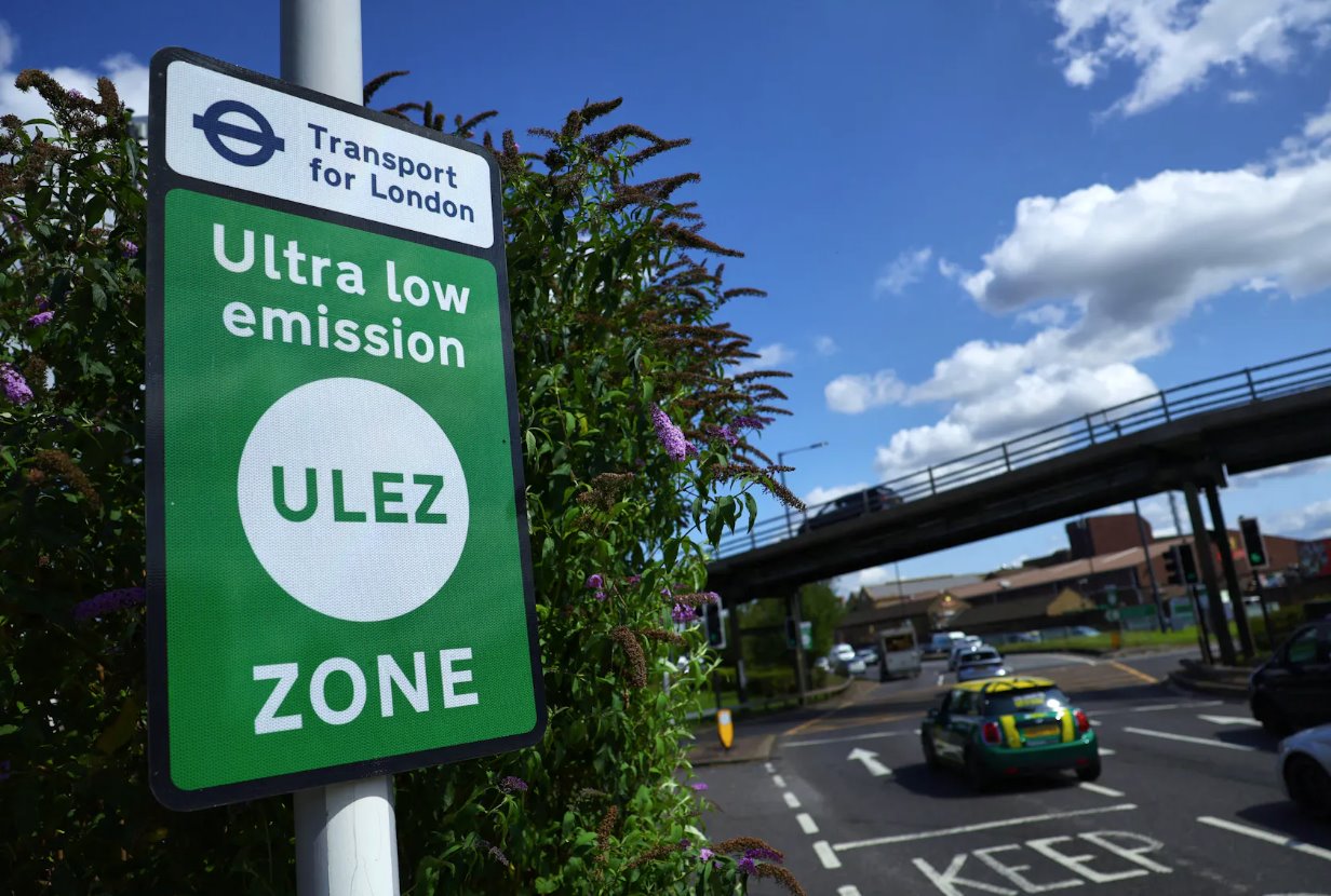 2023年8月22日，英国伦敦，在拟议的即将扩建之前，沿伦敦超低排放区(ULEZ)现有边界可见标牌。