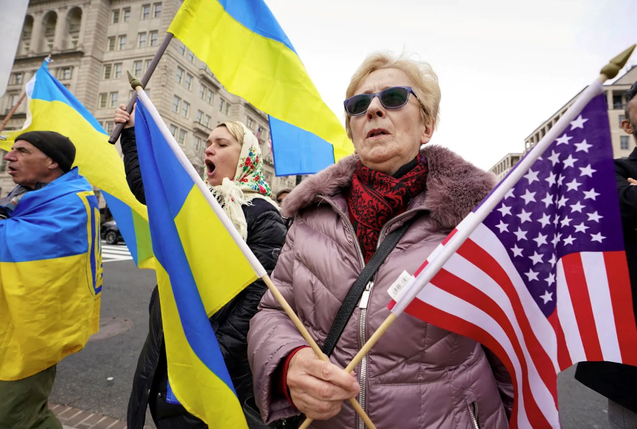 2022年3月1日，乌克兰支持者在美国华盛顿白宫附近举行示威活动，抗议俄罗斯入侵乌克兰。
