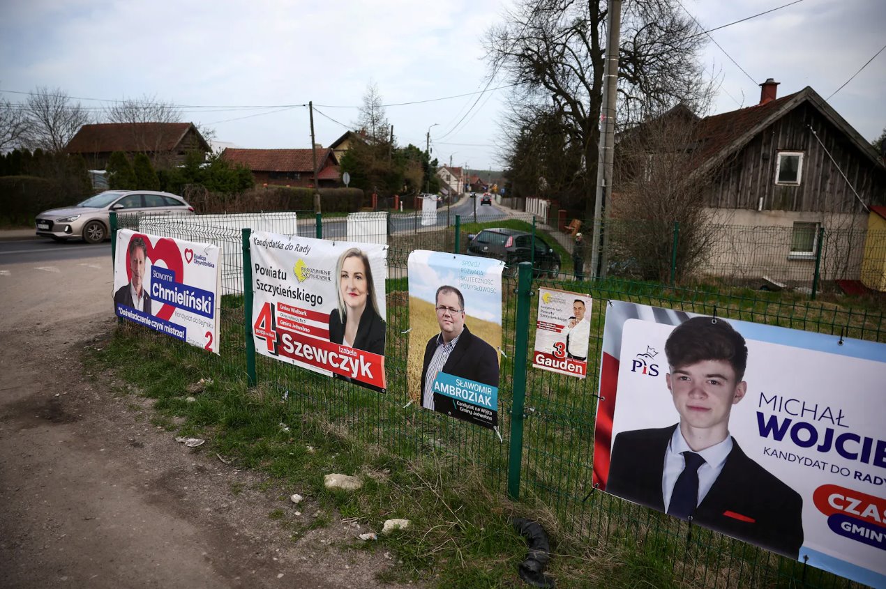 2024年4月1日，波兰耶德瓦布诺，在下周末波兰地方选举之前，栅栏上挂着选举海报。