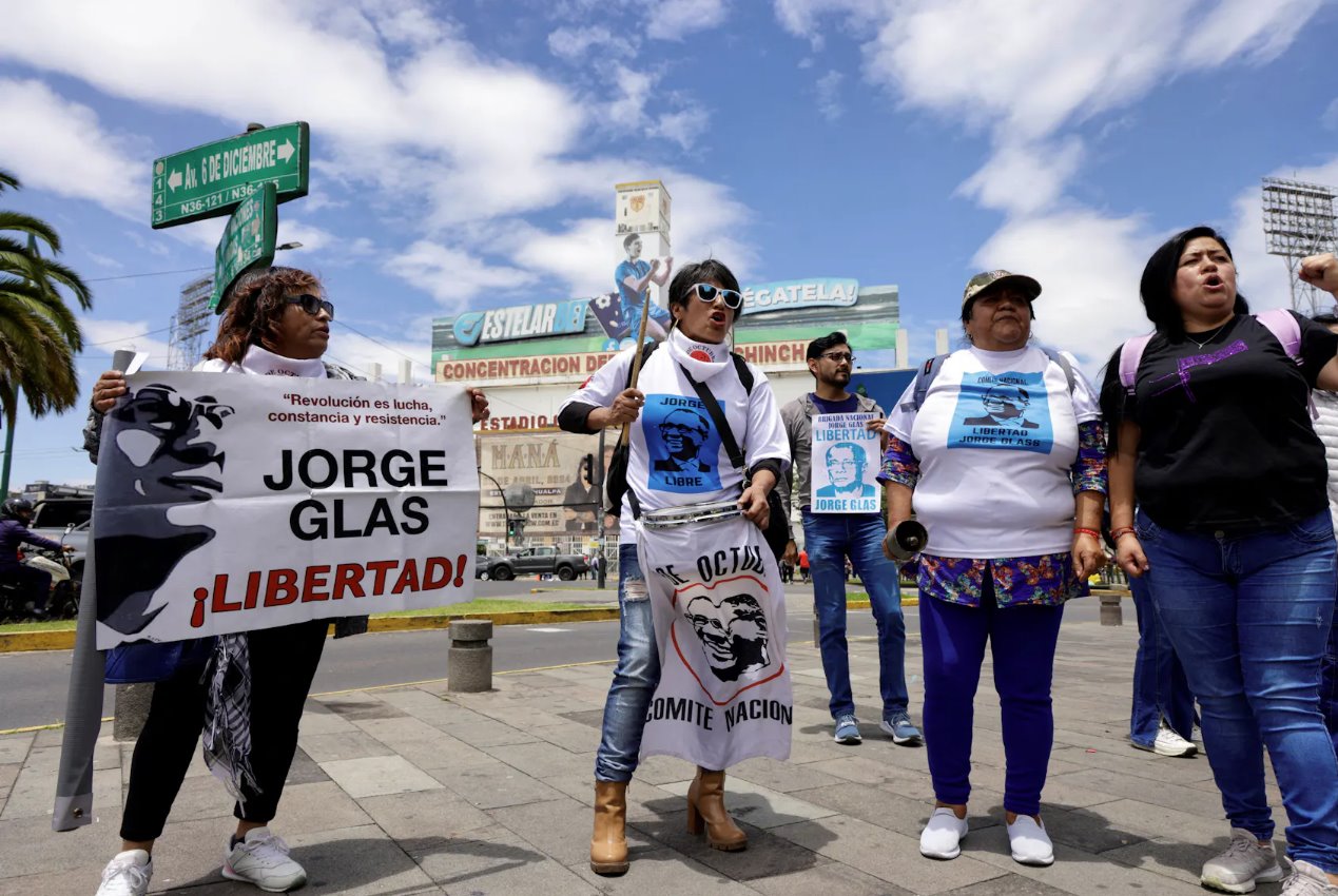 2024年4月6日，厄瓜多尔基多，厄瓜多尔前副总统豪尔赫·格拉斯(JorgeGlas)在大使馆夜间突袭中被拘留，示威者聚集在墨西哥驻厄瓜多尔大使馆外，要求释放他。