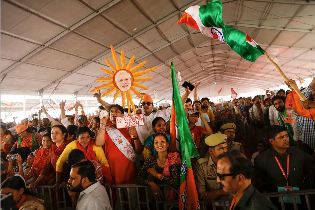 印度总理纳伦德拉·莫迪的支持者参加2024年3月31日在印度密拉特举行的竞选集会。