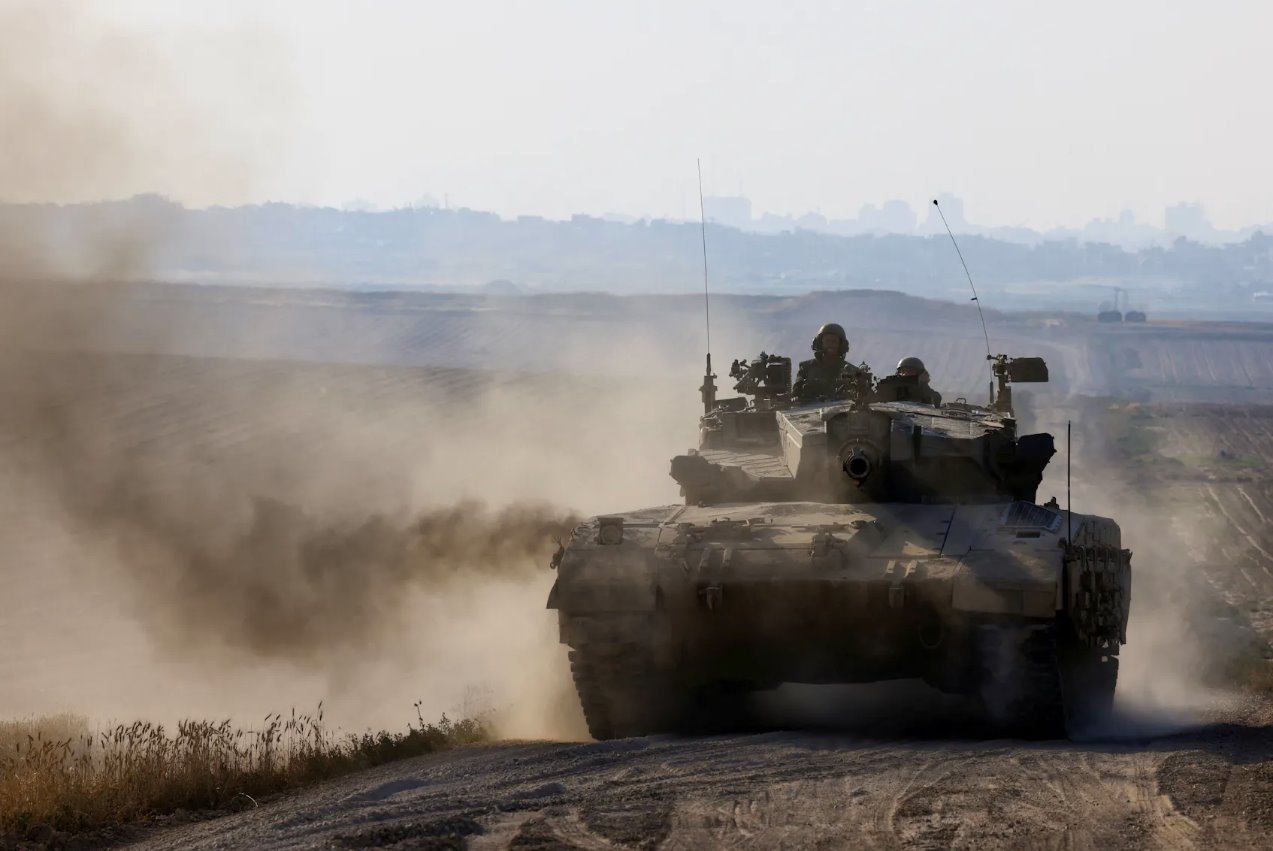2024年4月7日，在以色列南部，以色列与巴勒斯坦伊斯兰组织哈马斯之间持续发生冲突，以色列坦克在以色列与加沙边境附近进行演习。