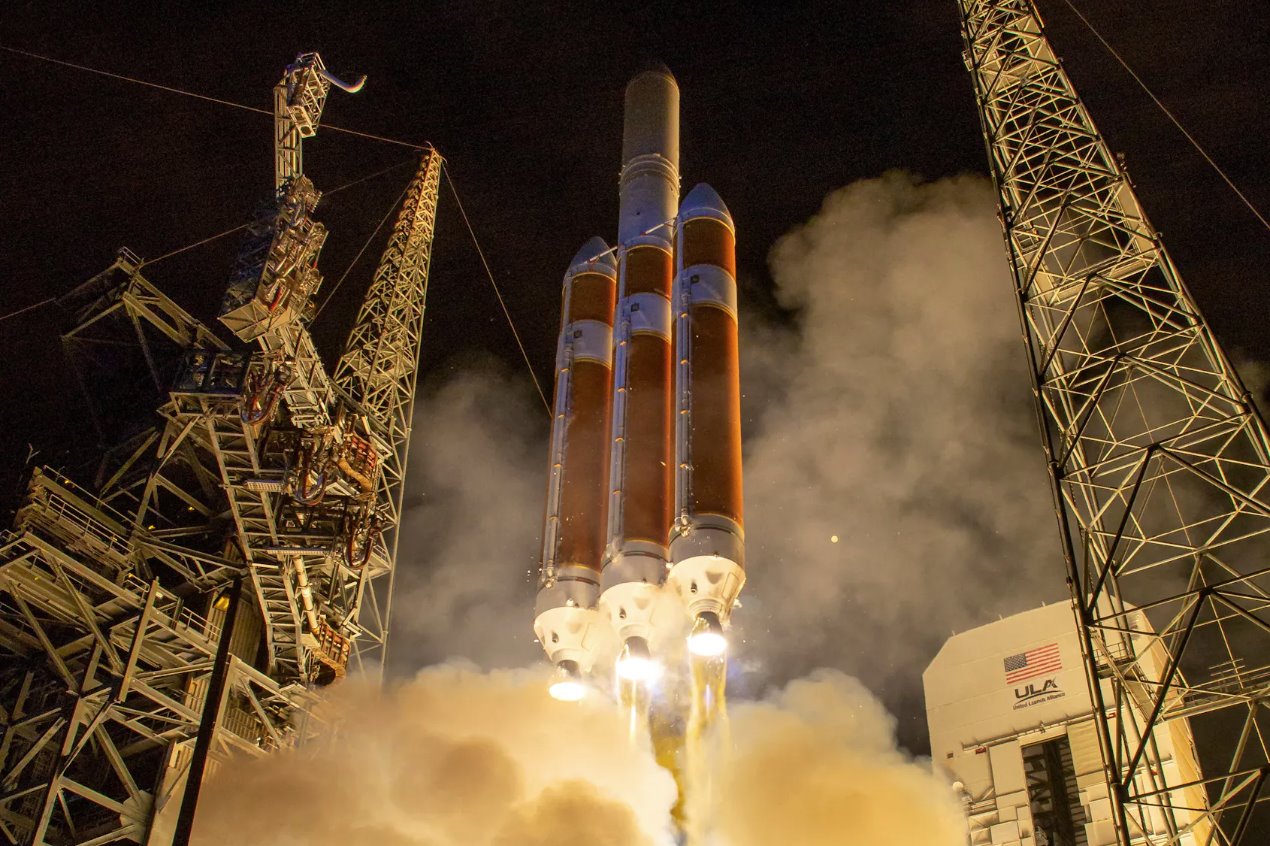 联合发射联盟DeltaIV重型火箭在美国佛罗里达州卡纳维拉尔角将NASA的帕克太阳探测器发射到太阳2018年8月12日