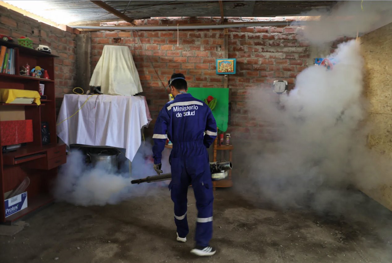 2024年3月7日，秘鲁利马的一个定居点，卫生部工作人员喷洒杀虫剂预防登革热。