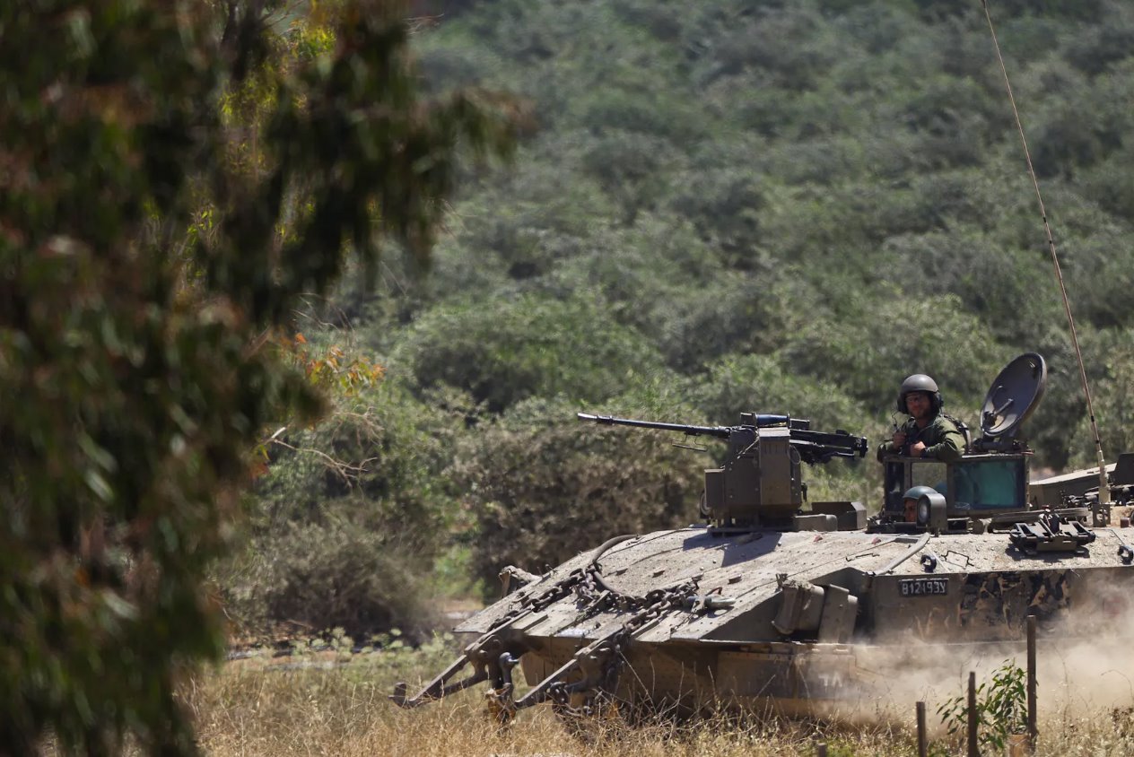 2024年4月17日，以色列和巴勒斯坦伊斯兰组织哈马斯之间持续发生冲突，以色列士兵坐在以色列与加沙边境附近的一辆军车里。