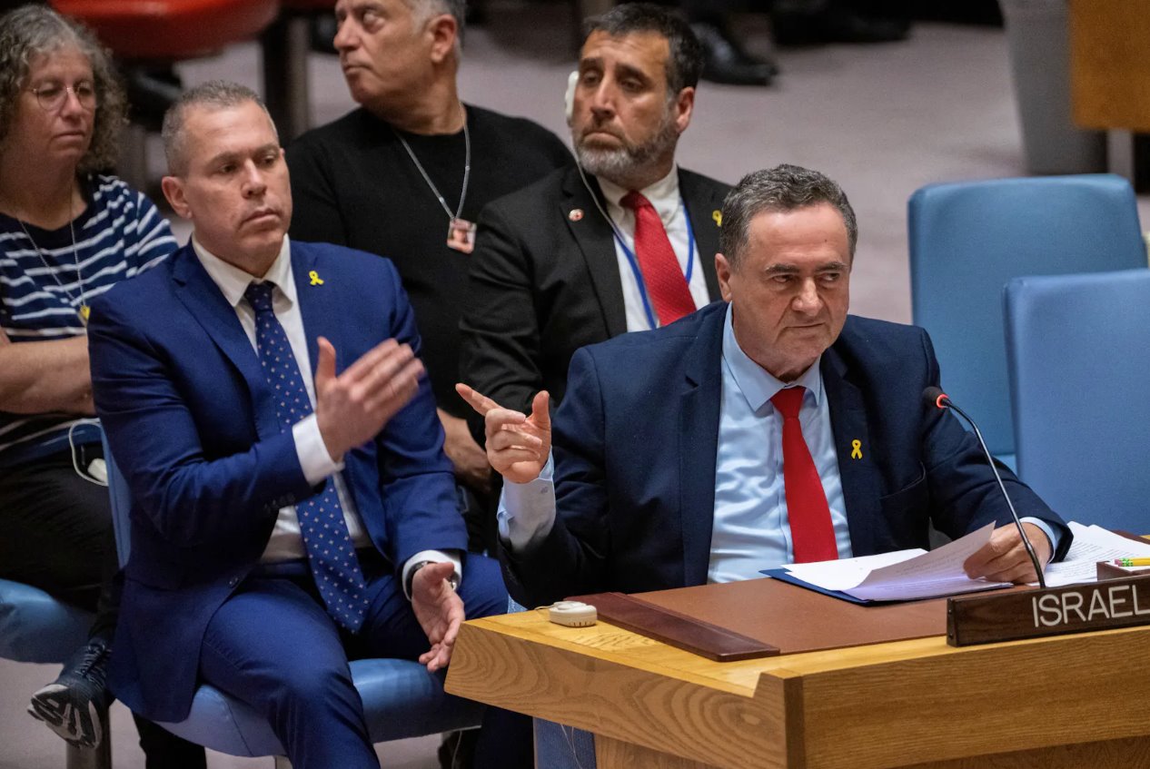 2024年3月11日，在美国纽约联合国总部举行的联合国安理会关于以色列和哈马斯之间冲突的会议上，联合国外交部长以色列·卡茨指着观众中的人质家属。