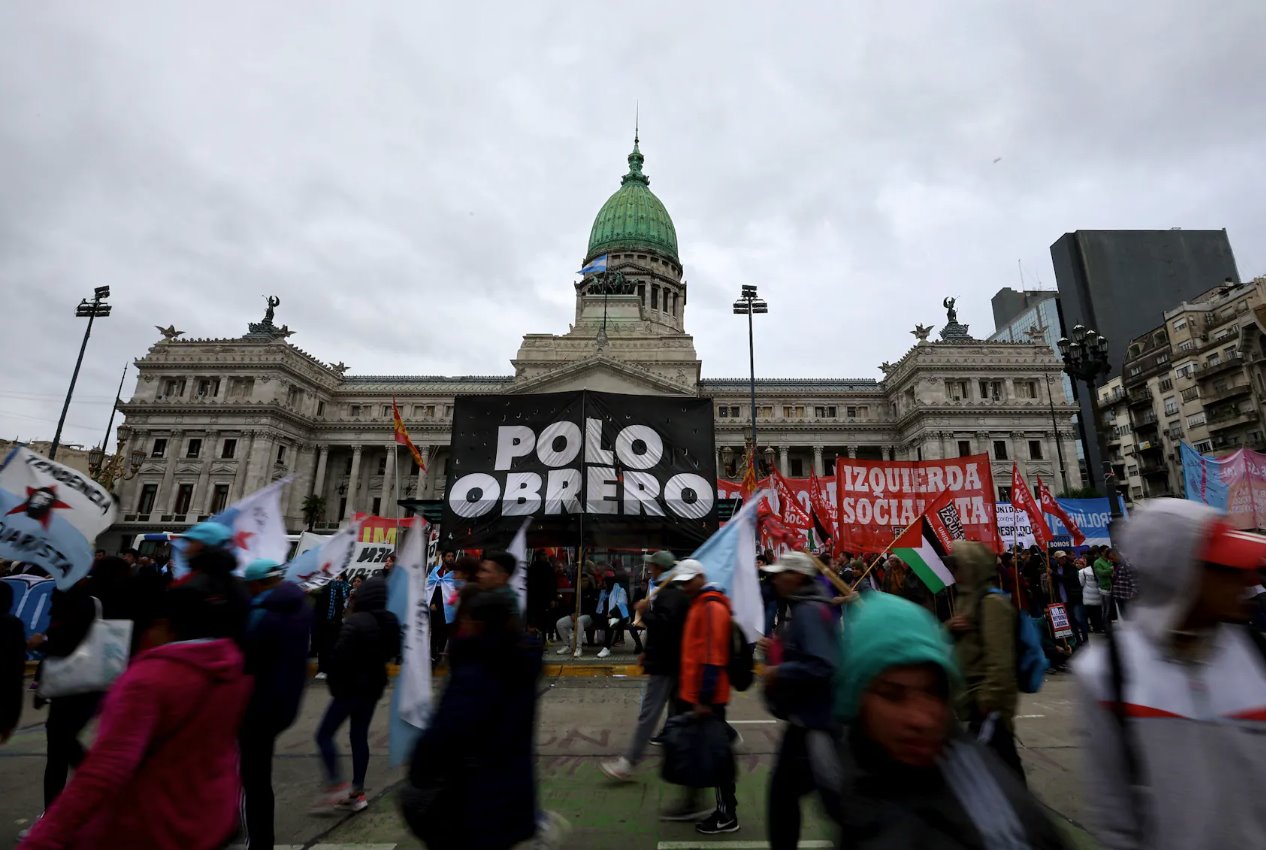 2024年4月29日，阿根廷布宜诺斯艾利斯，示威者在阿根廷总统哈维尔·米莱的改革法案（称为“综合法案”）辩论当天在国民议会外抗议。