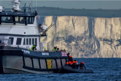 不少移民小艇穿越英吉利海峡前往英格兰