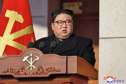 朝鲜领导人金正恩视察火炮武器系统并参加试射