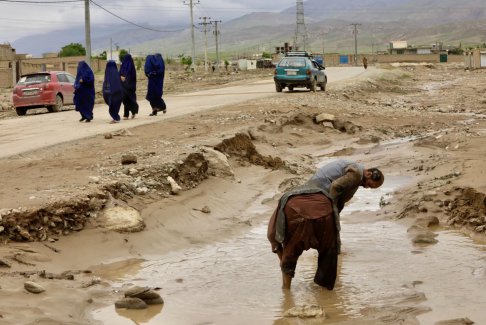 阿富汗洪水摧毁村庄 造成315人死亡