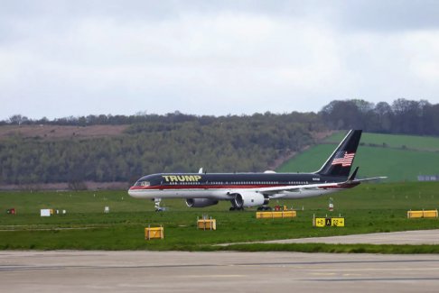 特朗普的波音757飞机在西棕榈滩机场与公务机相撞