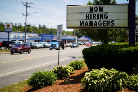 美国申请失业救济人数下降 劳动力市场逐渐宽松