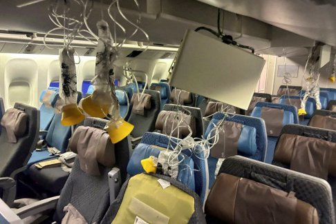 泰国医院称新加坡航空航班上的43人仍在接受治疗