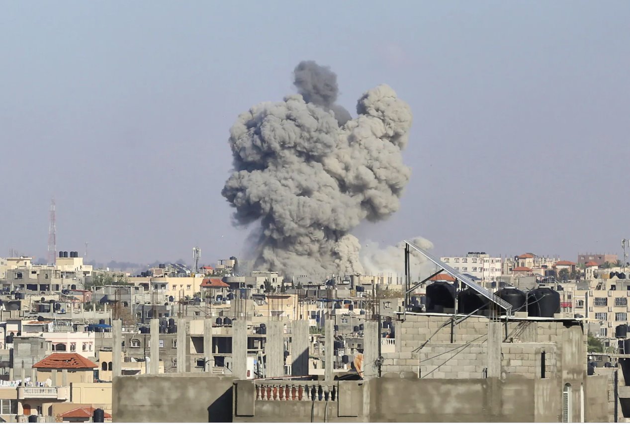2024年5月6日,在以色列与巴勒斯坦伊斯兰组织哈马斯之间持续不断的冲突中,以色列发动袭击后,加沙地带南部拉法地区冒出浓烟。
