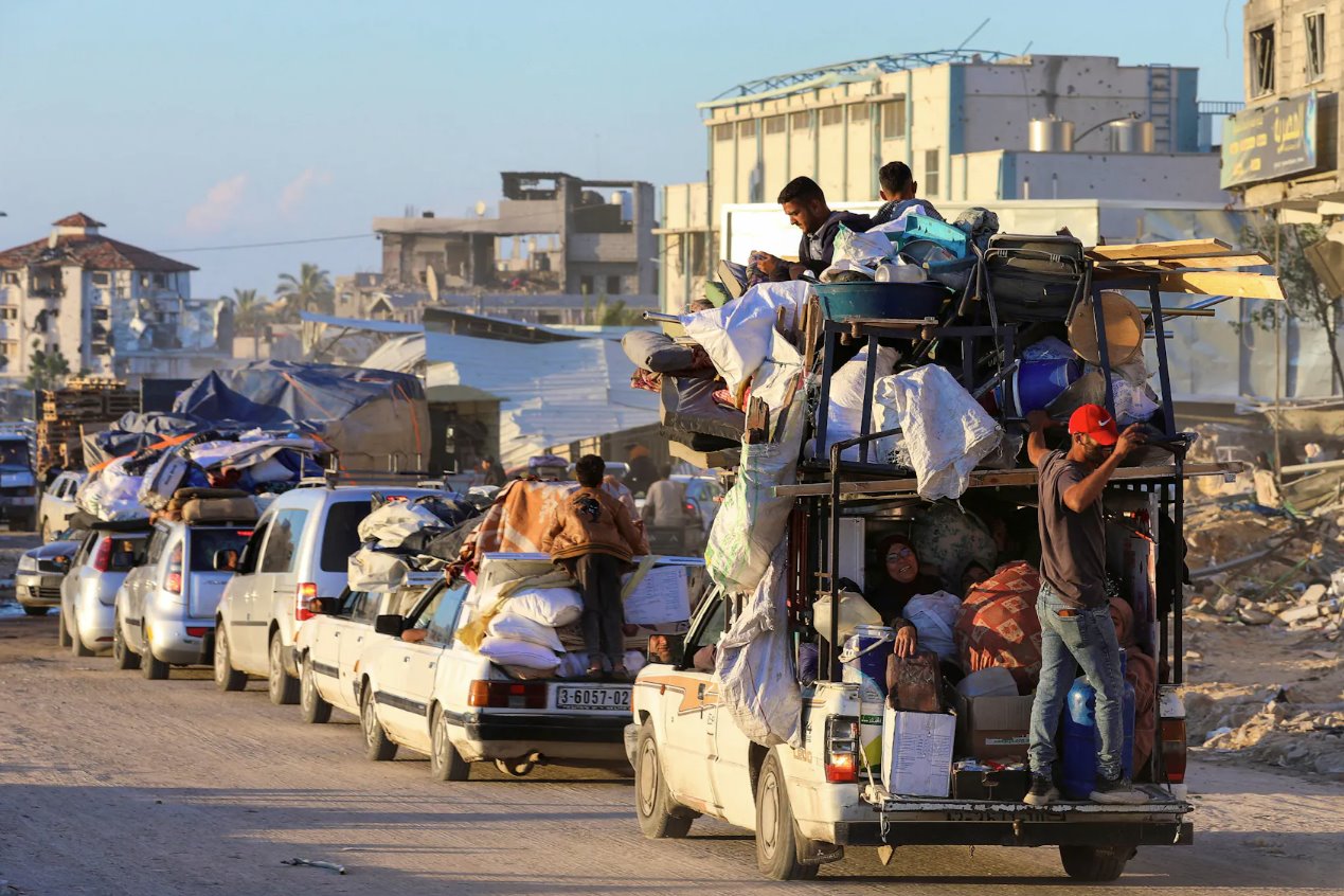 巴勒斯坦人在威胁袭击之前逃离拉法，他们乘车前往加沙南部汗尤尼斯2024年5月6日。