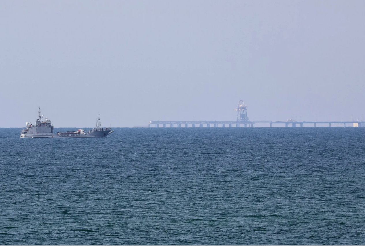 2024年5月18日，从加沙地带中部看到，一艘满载援助物资的船只在美国建造的码头附近航行，当时以色列和巴勒斯坦伊斯兰组织哈马斯之间的冲突仍在继续。