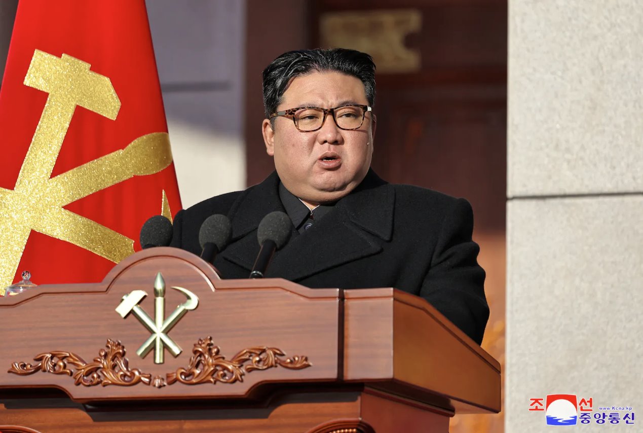 朝中社2024年2月9日发布的这张照片显示，朝鲜领导人金正恩在朝鲜平壤举行朝鲜人民军成立76周年之际访问国防部。
