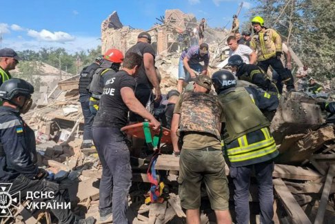 俄罗斯导弹袭击泽连斯基家乡9人死亡