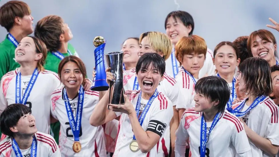 熊谷纱希捧起SheBelieves杯，与日本队友一起庆祝。