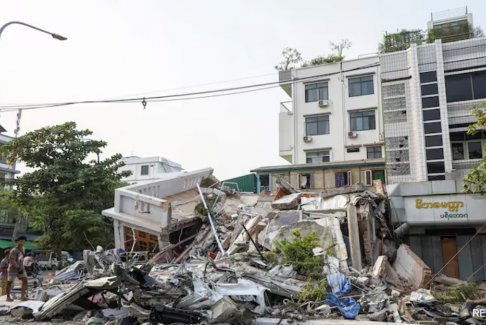 缅甸地震废墟中一名妇女获救
