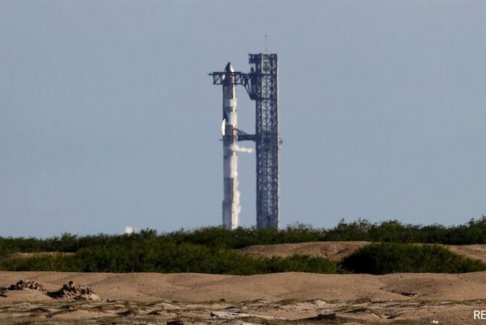 SpaceX将首次将私人宇航员送入载人极地轨道