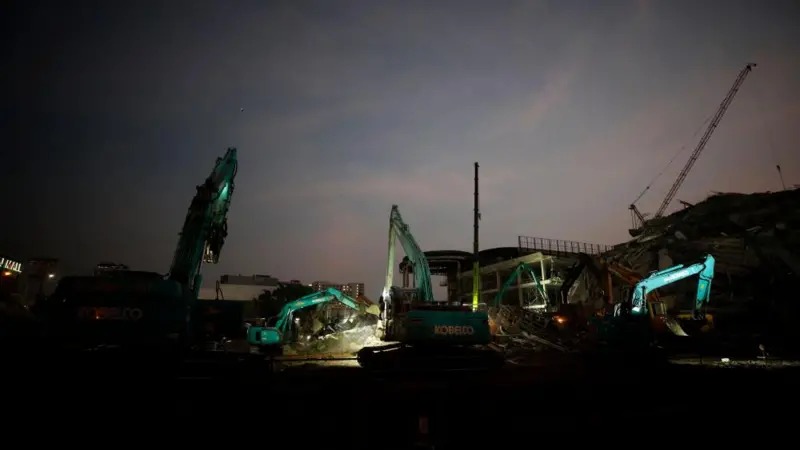 曼谷地震倒塌的建筑救援现场