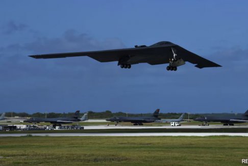 美国在中东紧张局势下将B-2轰炸机调往关岛