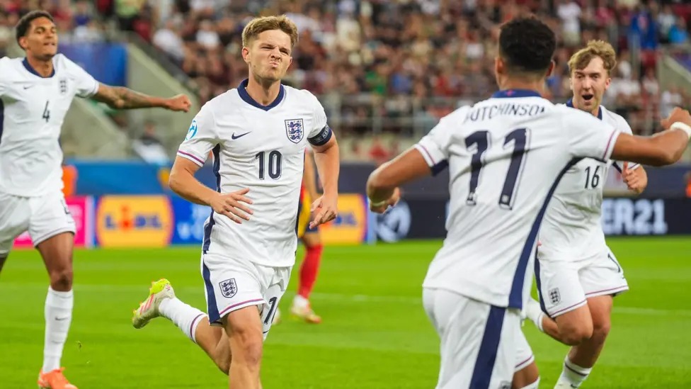 詹姆斯·麦卡蒂代表英格兰U21国家队对阵西班牙的比赛中取得首开纪录