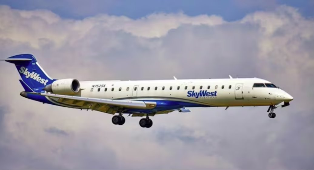  男子威胁空乘人员，试图打开美国航班的紧急出口，航班在爱荷华州锡达拉皮兹紧急降落。