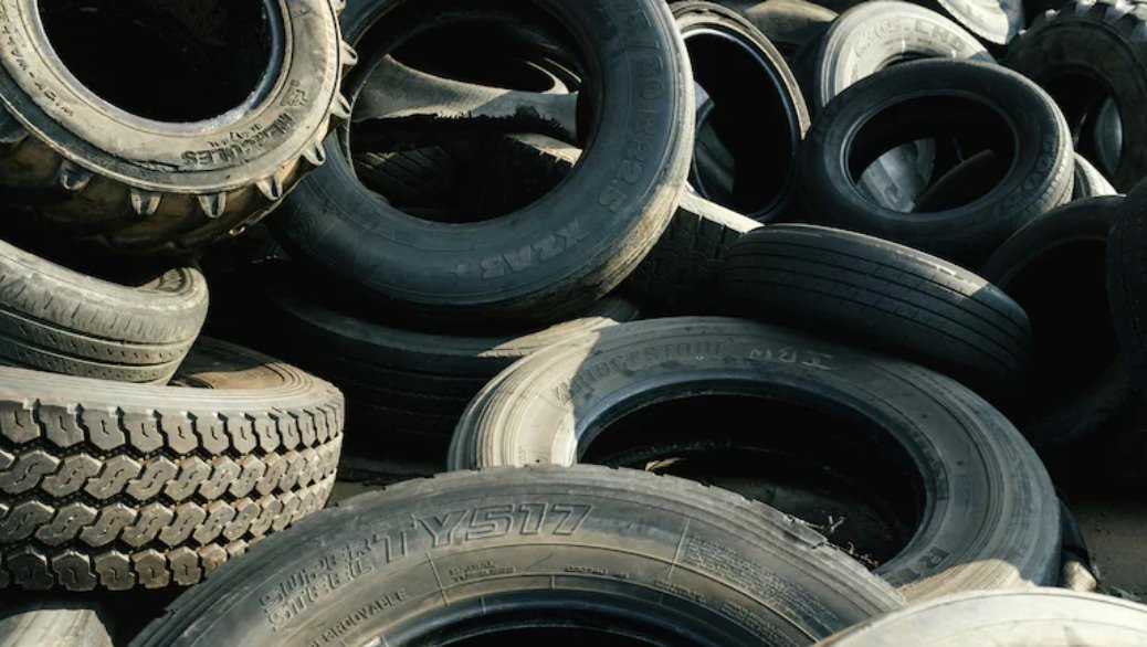 南苏丹遭遇经济危机 用废旧橡胶轮胎制成的鞋子流行