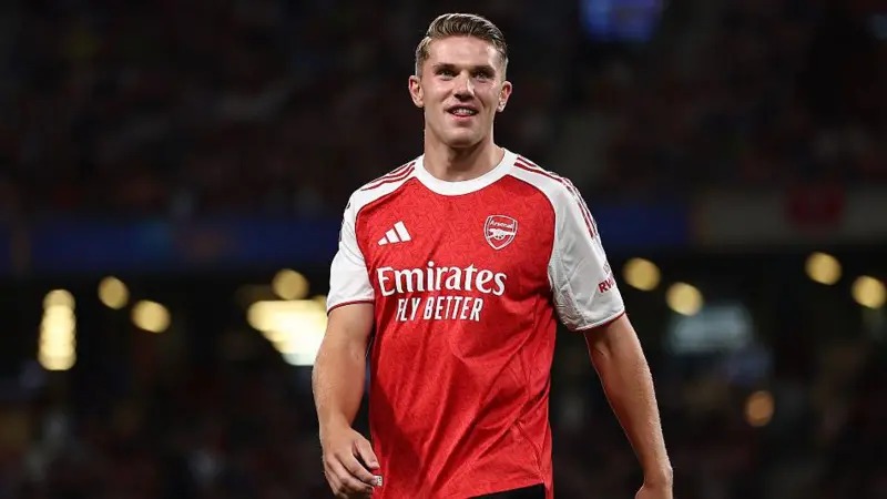 比赛前，维克托·吉奥克雷斯被介绍给阿森纳球迷